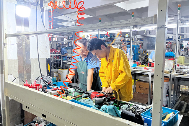 L'installation de fabrication présente une variété d'outils électriques, notamment des marteaux de démolition, des marteaux rotatifs et des marteaux Jack, aux côtés de modèles AC et sans fil.