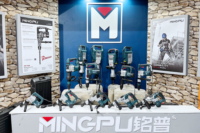 La gamme diversifiée d'outils électriques de Mingpu exposée, y compris les marteaux de démolition, les marteaux rotatifs et les marteaux Jack, avec des modèles AC et sans fil présentés.